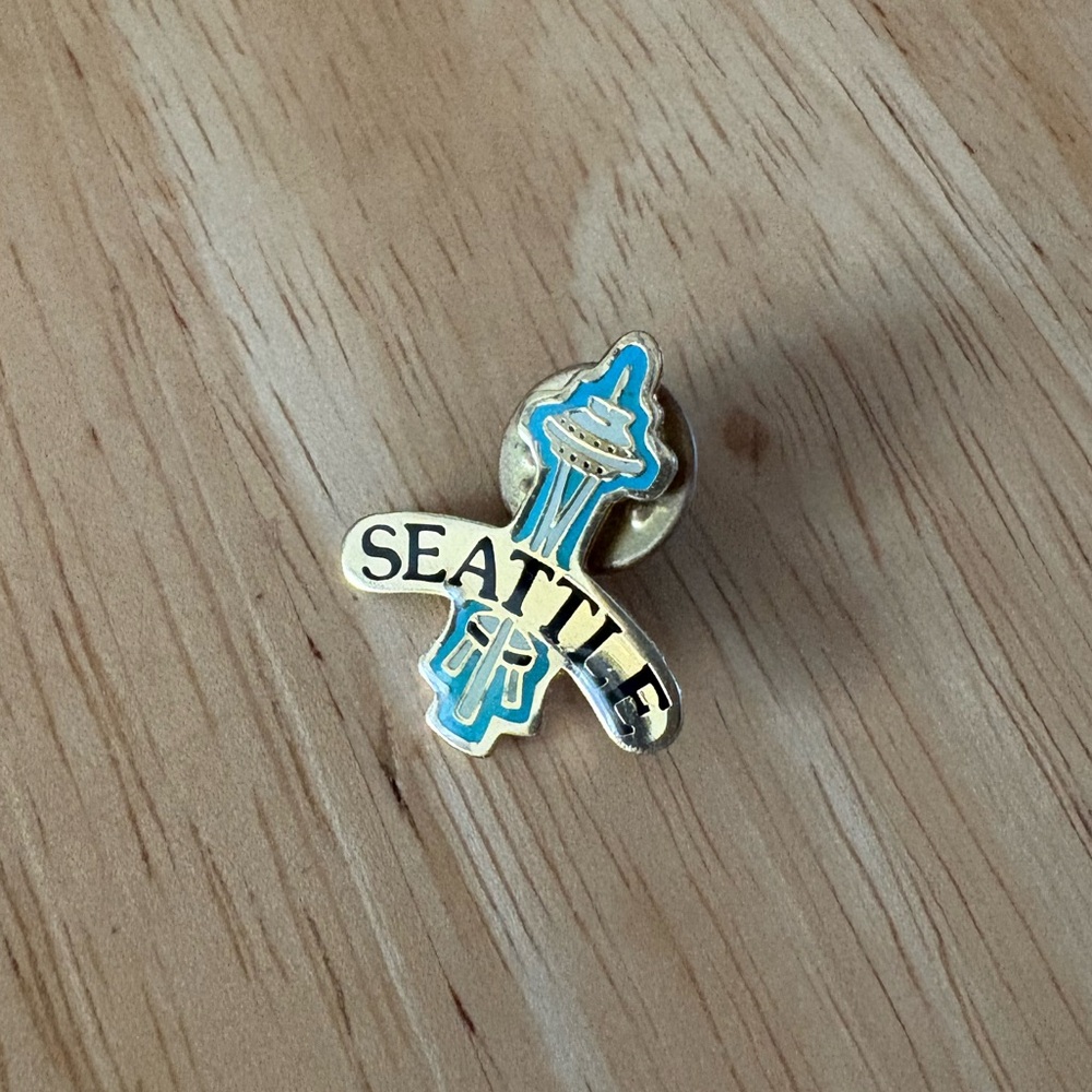 Seattle Washington lapel pin Space Needle